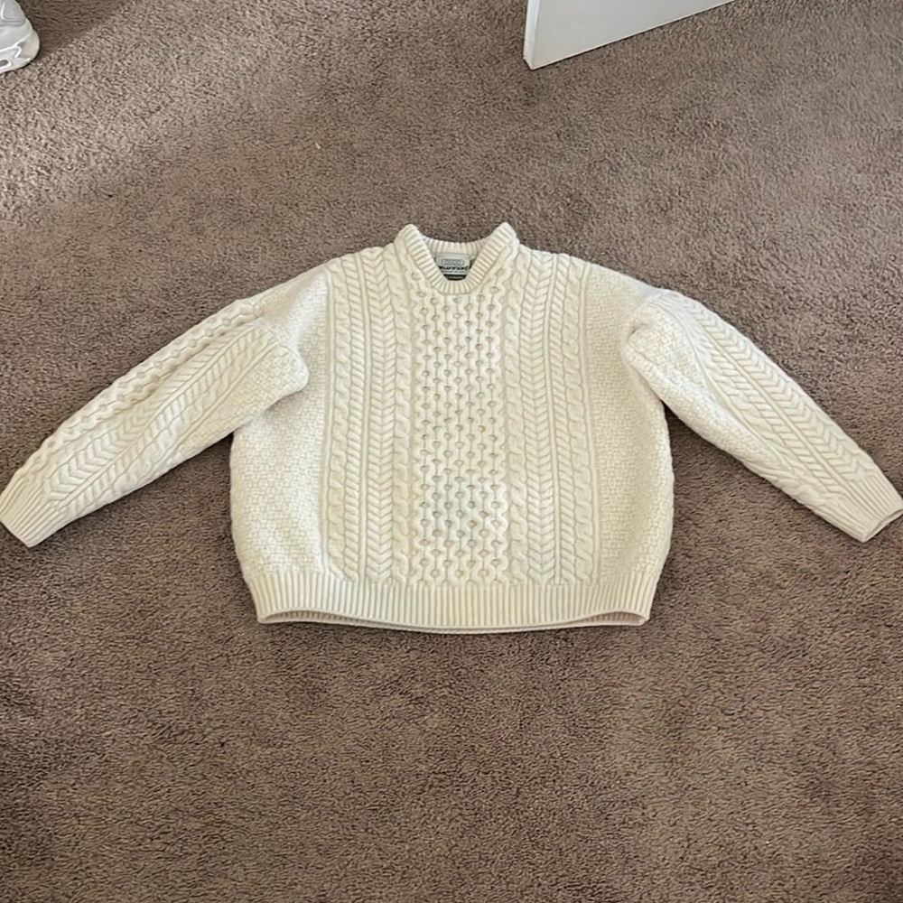 Cream crewneck, barely worn